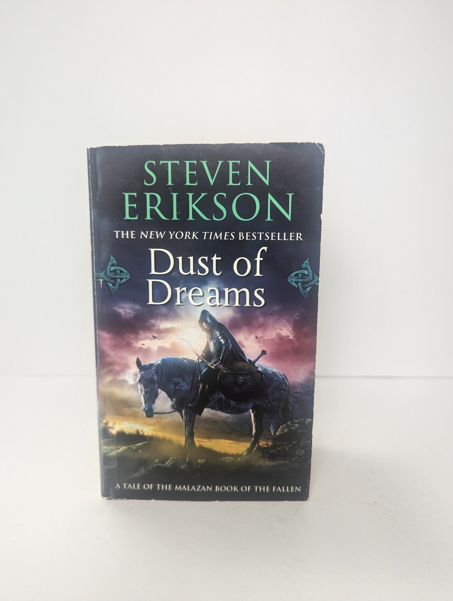 Dust of Dreams: Book Nine of The Malazan Book of the Fallen (Malazan Book of the Fallen, 9)