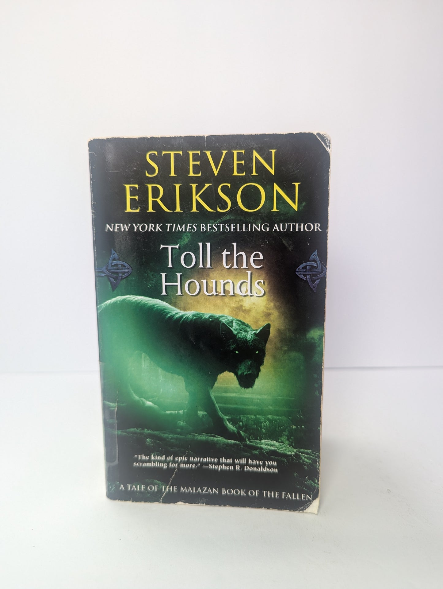 Toll the Hounds: Book Eight of The Malazan Book of the Fallen (Malazan Book of the Fallen, 8)