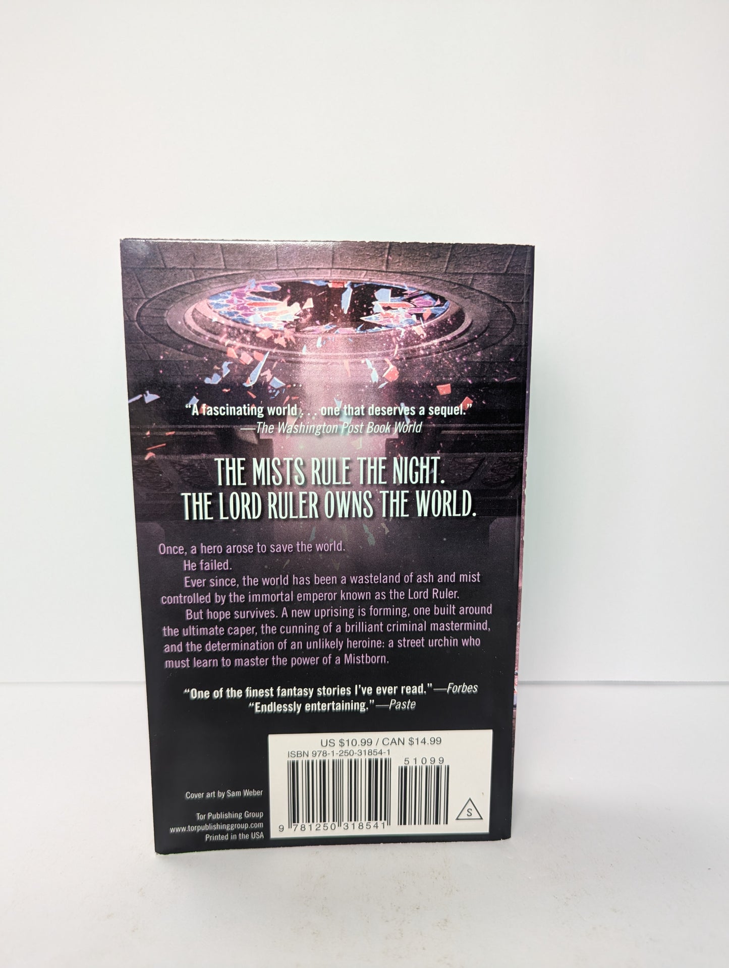 Mistborn: The Final Empire (The Mistborn Saga, 1)