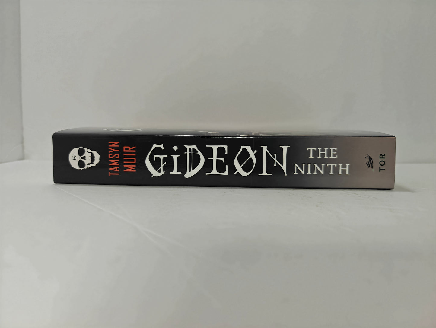 Gideon the Ninth (The Locked Tomb Series, 1)