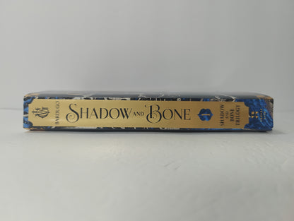 Shadow and Bone (The Shadow and Bone Trilogy, 1)
