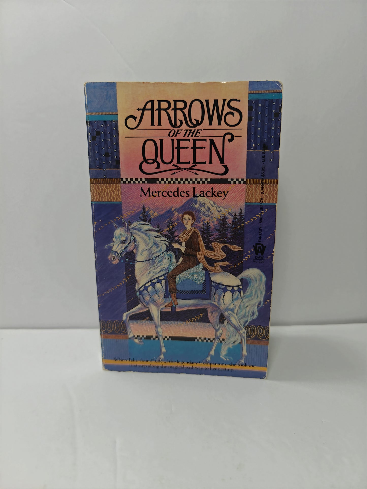 Arrows of the Queen ( The Heralds of Valdemar, Book 1)